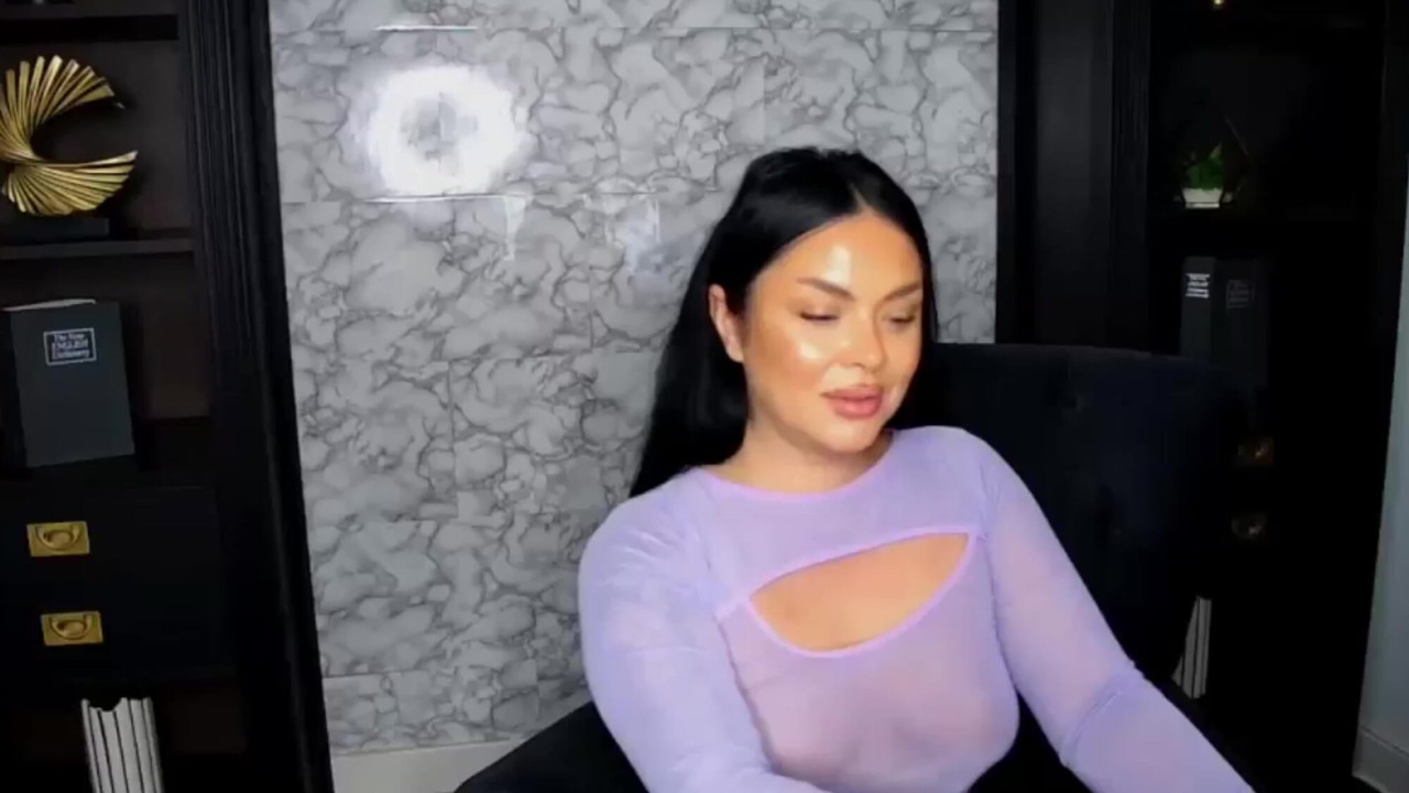 Sexy milf FinDom carevna na vysokých podpatcích uctívání a odsávání peněženek