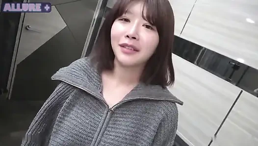 Pemotretan pertama - cewek cantik ini malah pamer lekuk tubuh aduhainya sampai klimaks!