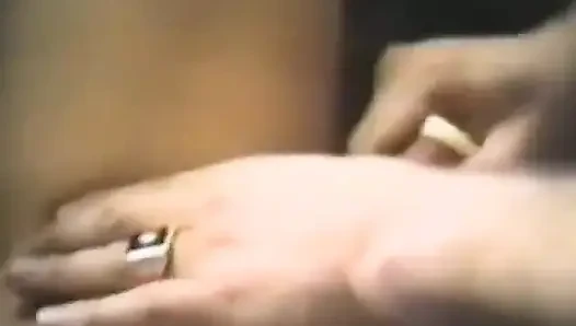 Eine schüchterne brünette wird mit dildo und schwanz gefickt