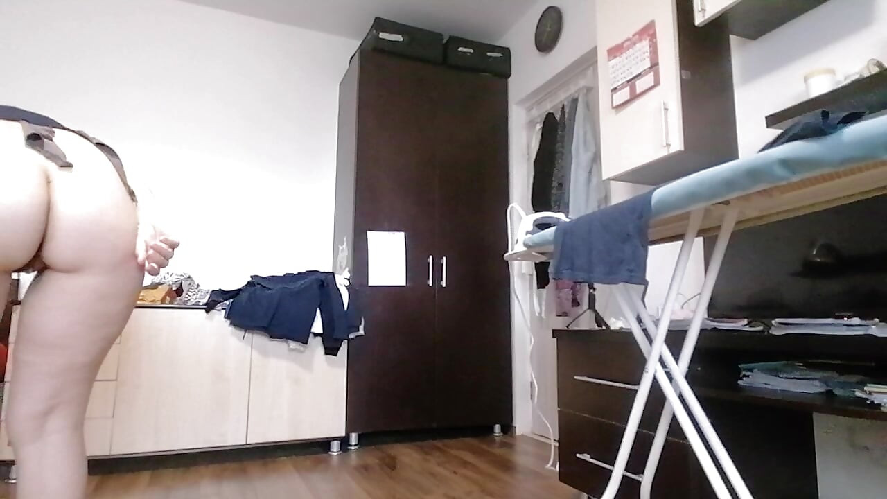 Sexy ehefrau macht hausarbeit nackt. Brünette behaarte muschi, dicker arsch, dicke titten
