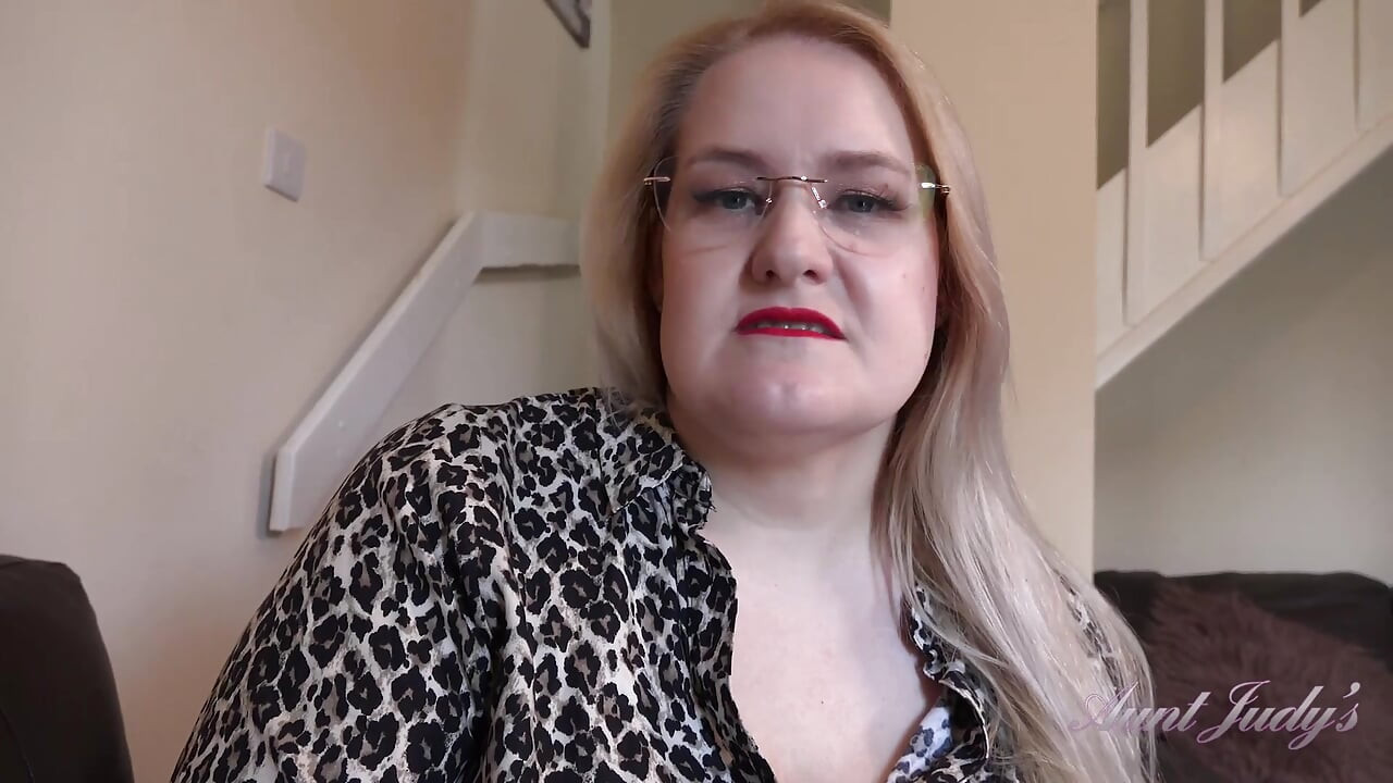 Auntjudys - Terapeutul tău sexual mare și țâțos Becky îți suge pula