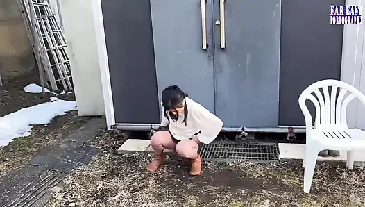 Kalabalık gözlerin dik uçlarında ateşli, sıkı bir tepenin ateşlendiği çıplak meme yürüyüşü faz.3