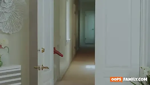 Anneyi azdıracak bir eyleme hazır mısın? Üvey annenin büyük, tamamen doğal göğüsleri ve orta yaşlı seksi kadın xxx seni istemeden bırakacak