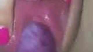 Vreemdgaande vrouw poesje wordt vernietigd met opblaasbare dildo