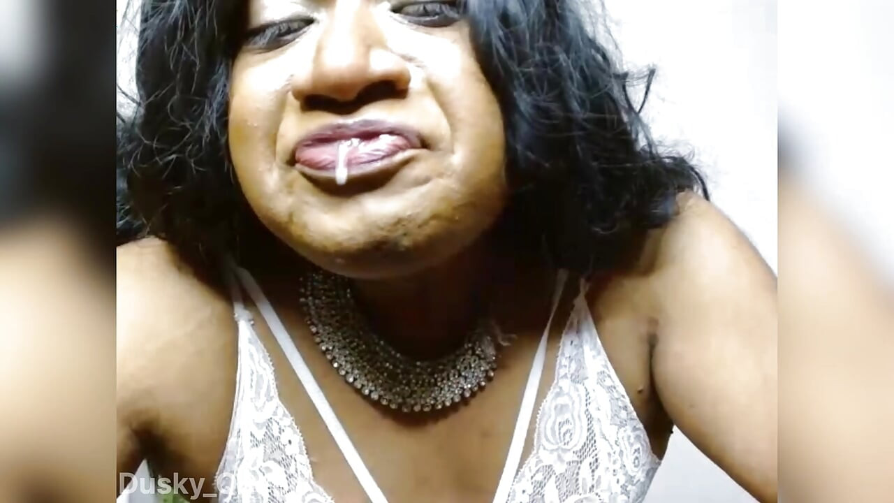 Akhila Dusky Trans apertou seus peitos e acariciando pau