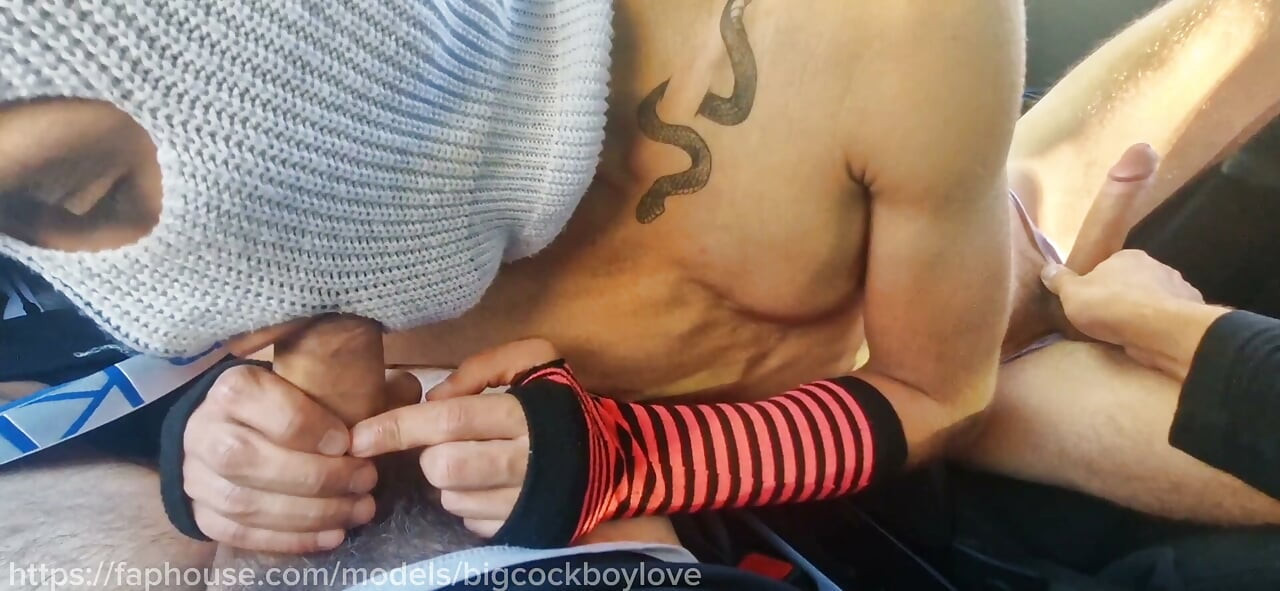 Neiskusni twink na šetnji biva jeban od velikih kurčeva sa fontanama sperme.