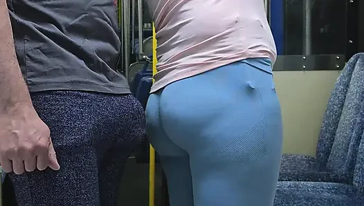Berühren sie einen öffentlichen bus! Schmutzige fremder berührt ihren arsch ohne Erlaubnis mit seiner beule und ejakulat auf der hand des mädchens