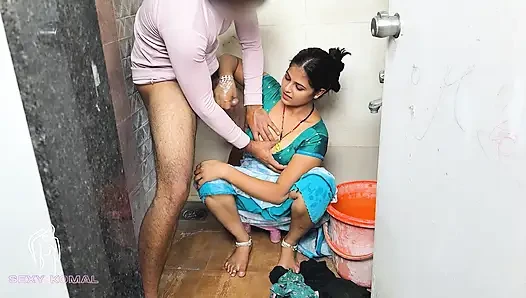 Komal diam-diam menggoyangkan tanah saat melihat payudaranya melakukan binatu kamar mandi.
