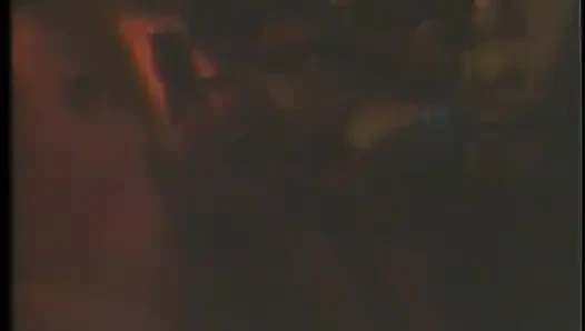 Pelacur seksi lagi asik nyepong kontol sambil berlutut