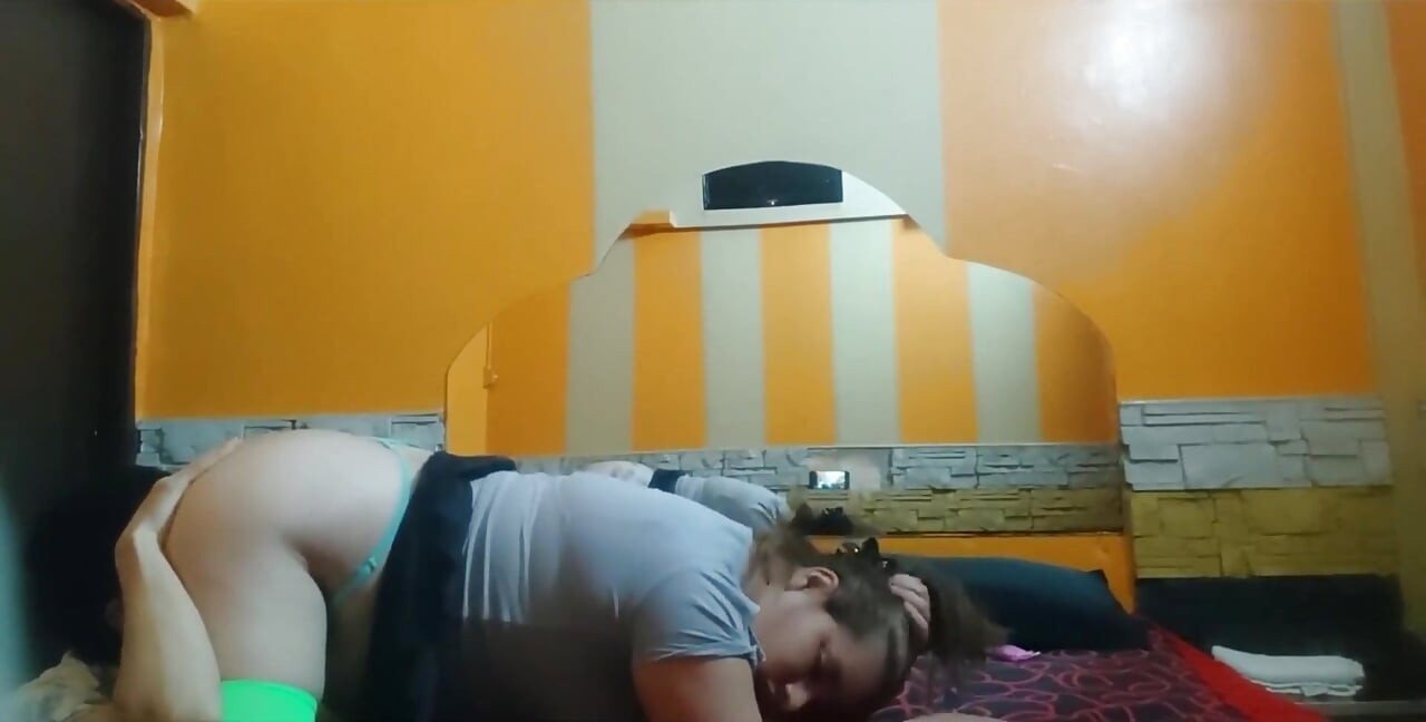 Im motel gab sie mir einen blowjob, wir machten 69 und doggystyle, während ich mit meinem handy filmte