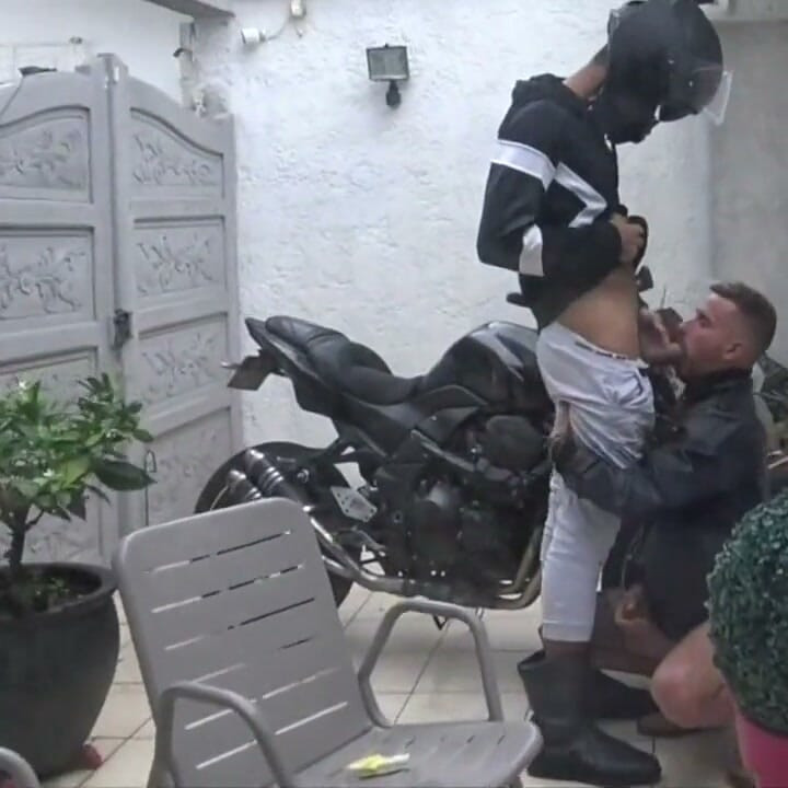 mujhe jokastraip men bhaar men jao