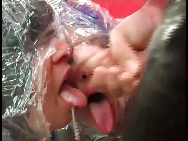 Două sclave tărfe în latex sug o pula mare și tare