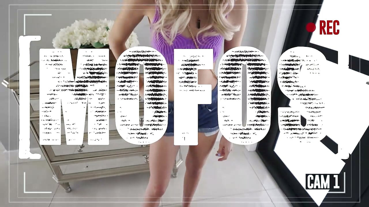 MOFOS - Sabrina Valentine zaprasza dostawcę J Maca do środka po zobaczeniu rozmiaru jego paczki
