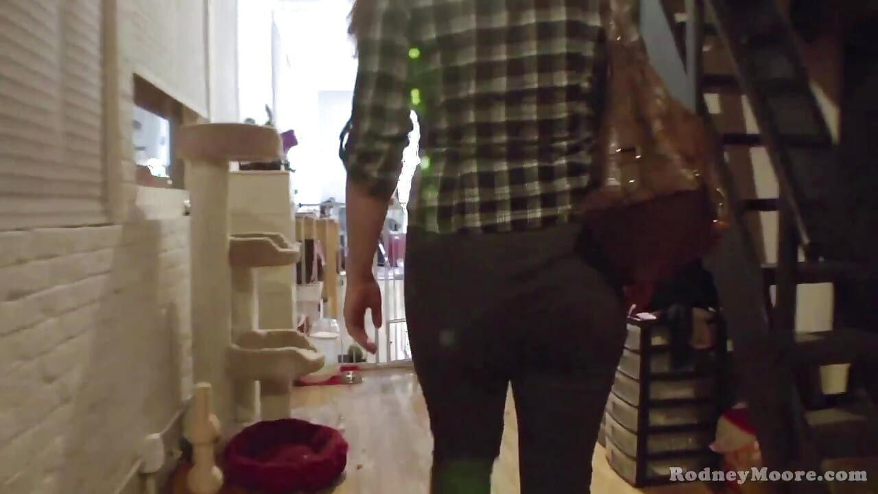 Чирлідерша хоче фото, закінчується тим, що облизує сперму з тарілки