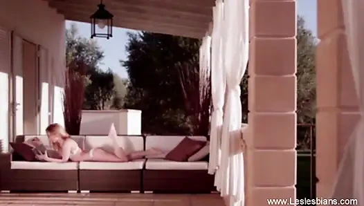 Permainan intim Daphne dan Carla