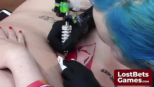 Dia berdiri gugup di luar ruang tamu tato di hari ulang tahunnya