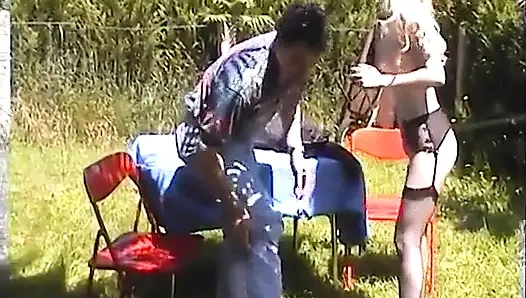 A Charentaise lolos casting di ruangan terbuka