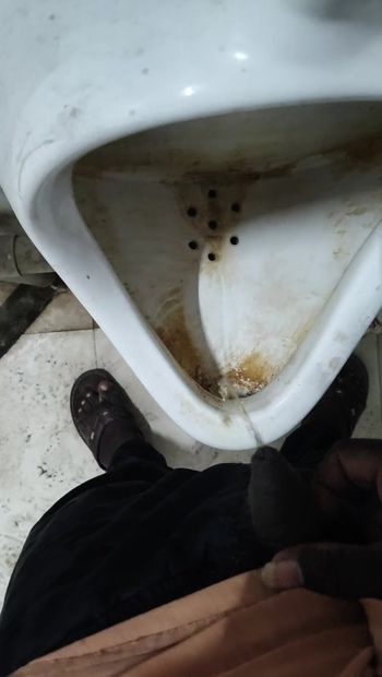 Mear en baño público