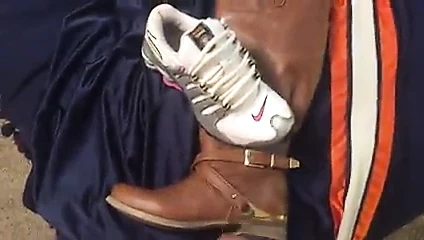 Cum üzerinde hanımları nike shox ve aldo binicilik botları
