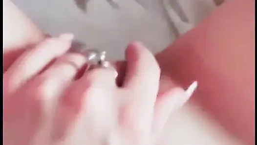 Evde tek başına mastürbasyon yapıyor