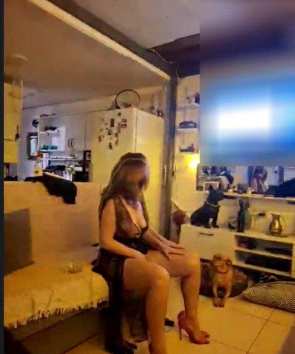Η μασκοφόρος Amuse Gueulle με διάφανο φόρεμα πειράζει με δονητή Μέρος IV
