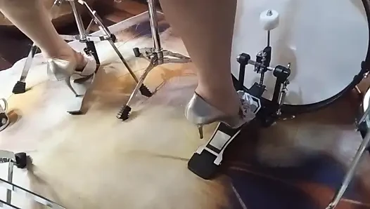 Bermain drum dengan stiletto