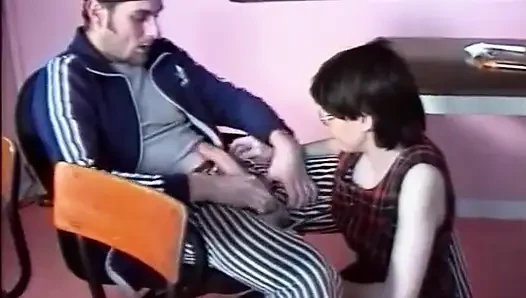 Сексуальную тинку с волосатой пиздой анально пробурили в тройничке