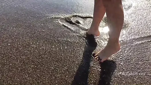 Cewek rusia sange lagi asik muasin memeknya sendirian di pantai