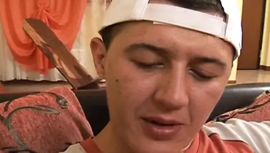 Грязная нимфа кричит, пока ее жестко долбят