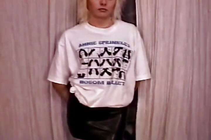 Super dünnes teen bekommt wäscheklammern auf ihre kleinen titten