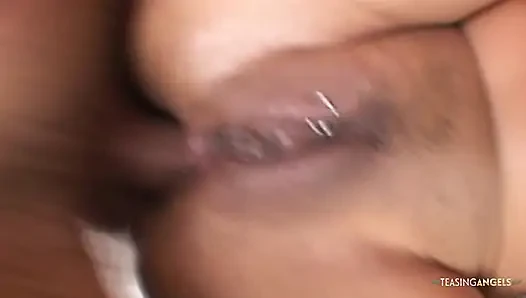 Anal ilişkiden önce, esmer coşkuyla penisine gırtlağına kadar alıyor