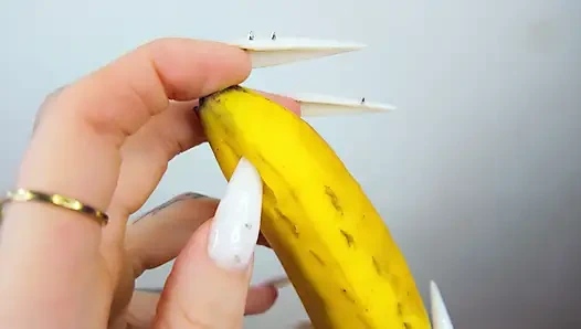 Kuku panjang putih menggores dan menghancurkan pisang seperti kontol