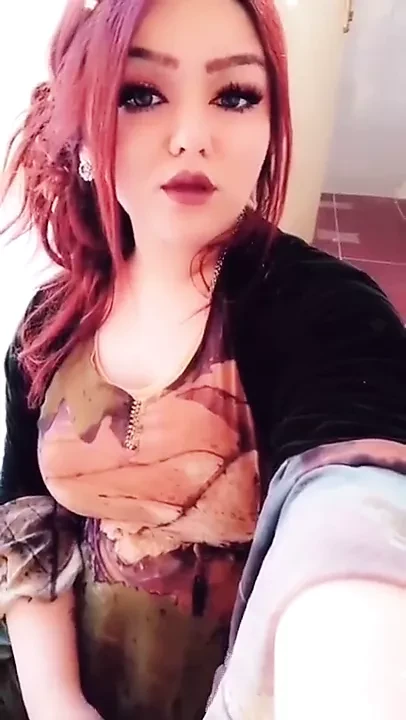 Hermosa mujer kurda con grandes tetas naturales