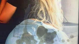 Гаряча блондинка наїзниця в обтягуючих джинсах данину спермі