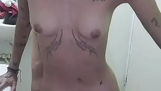 Abang tiriku ngentot memek sempitku habis-habisan sama kontol besarnya di kamar mandiku