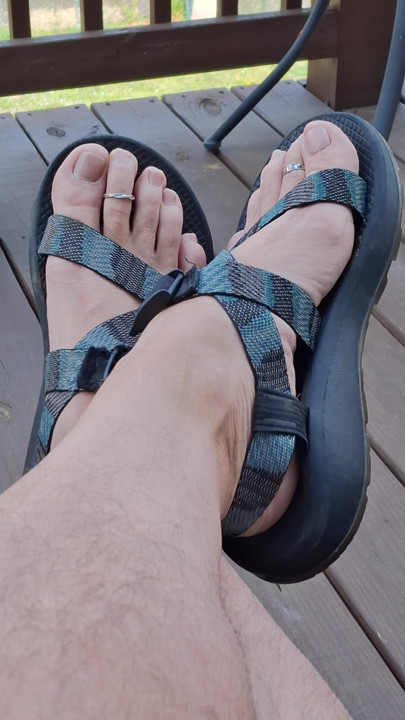 Cum on my feet while I wear my sandals and toe rings