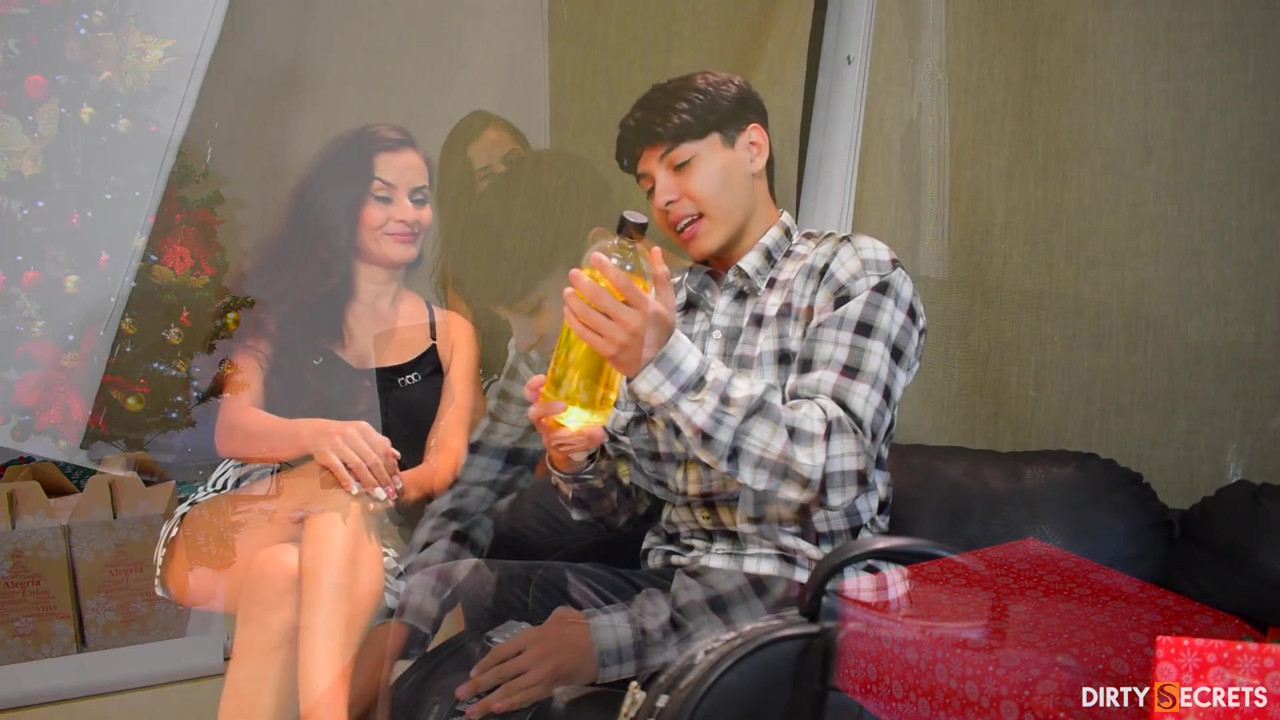 私は義理の息子とアナルセックスをしています。