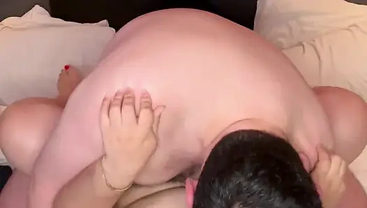 Seorang pria gemuk membayarku agar dia bisa aku