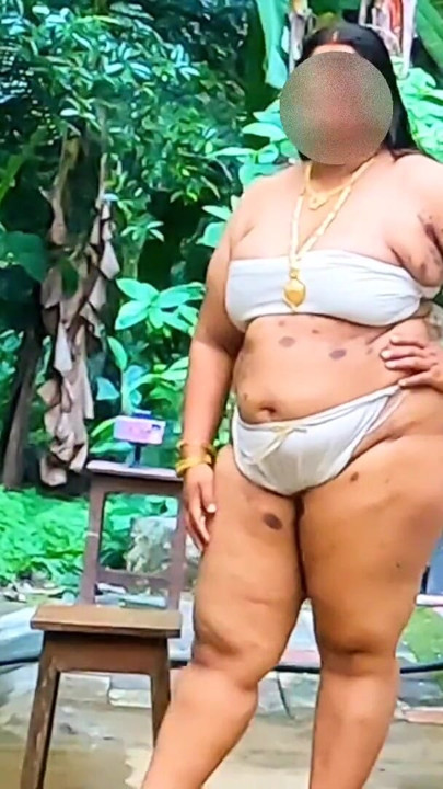 Unveiling in sexy body outdoor, Mallu MILF in traditional loincloth and bodice, showing her big ass and boobs | Clip 1