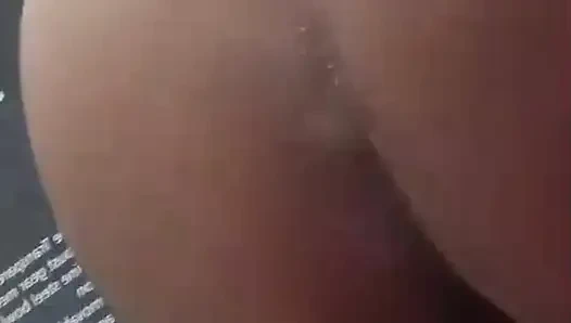 Desi indisches zimmermädchen liebt es, ihren meister zu befriedigen, nachdem sie mit hausarbeit fertig gemacht hat.