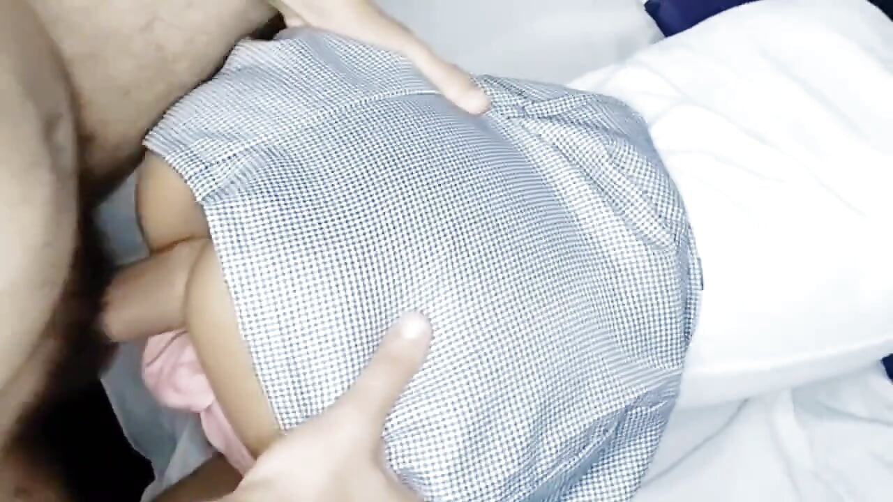 Ein Schulmädchen Mit Nur 18 Jahren Wechselt Nach Dem Unterricht Ihren Körper Für Noten Mit Ihrer Lehrerin.