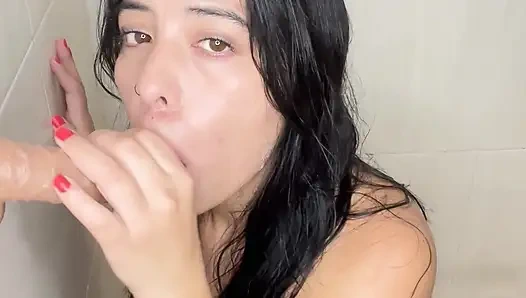 Minyon latin sürtük duşta dildosunu emiyor bölüm 3