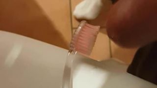 Amante francês goza na escova de dentes, esposa e prima