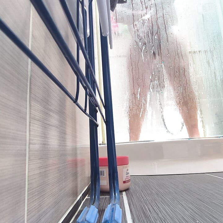 Chico en la ducha en primer plano