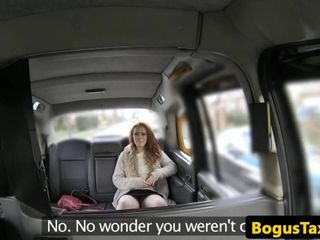 Une bombasse britannique dans un taxi gingembre se fait baiser dans un vagin juteux