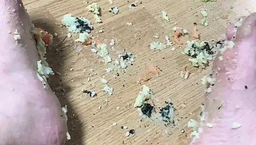 Yemeğini ayaklarım sayesinde alıyor...