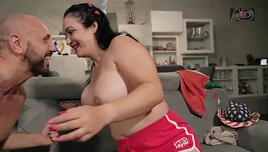Ehepaar hat während des WM-Spiels wilden sex auf der couch - VOLLSTÄNDIGES VIDEO