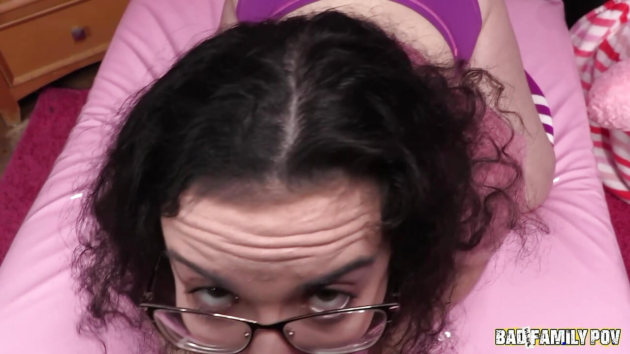 BadFamilyPOV - ليرا لوكهارت تقايض جسدها المفلس مقابل دروس زوج والدتها الخصوصية
