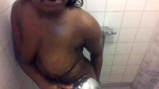 O fată neagră face un duș