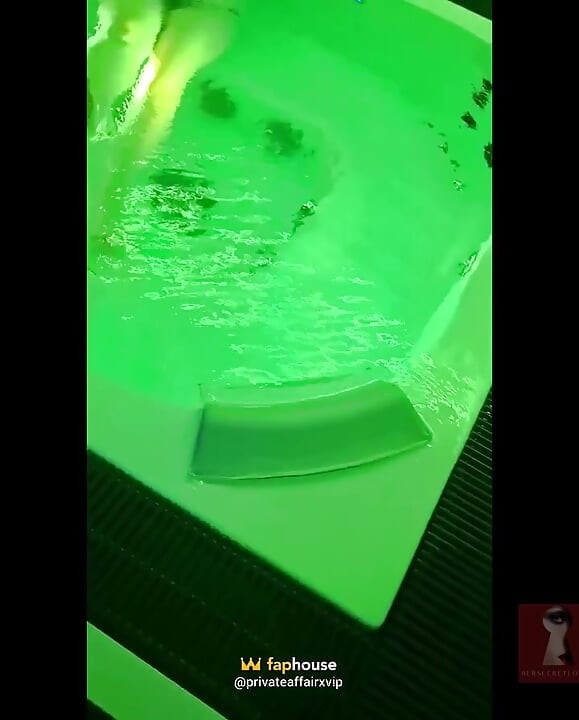 Un Fan De 18 Ani M-a Reperat La Spa-ul Public Și M-a Umplut De Hidromasaj